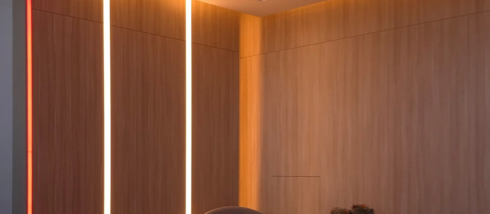 Lignes lumineuses verticales intégrées dans un mur en bois clair
