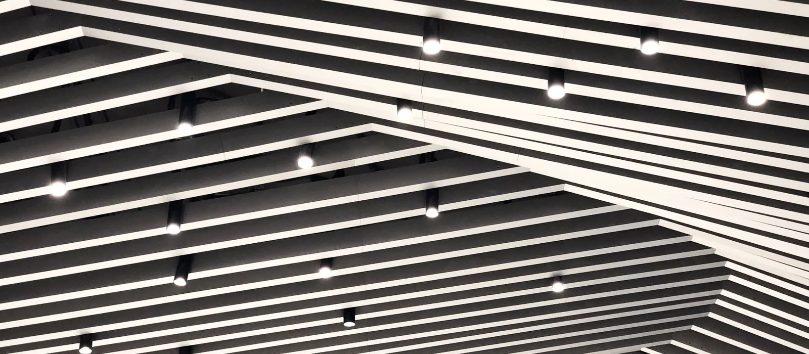 Downlights encastrés alignés dans un plafond technique