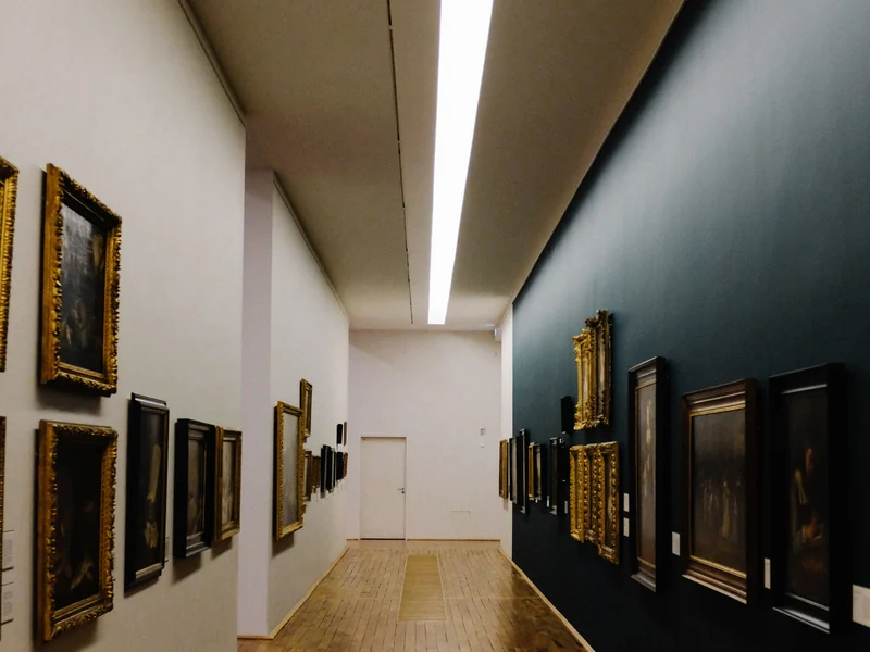 Spots encastrés éclairant un mur d'exposition épuré
