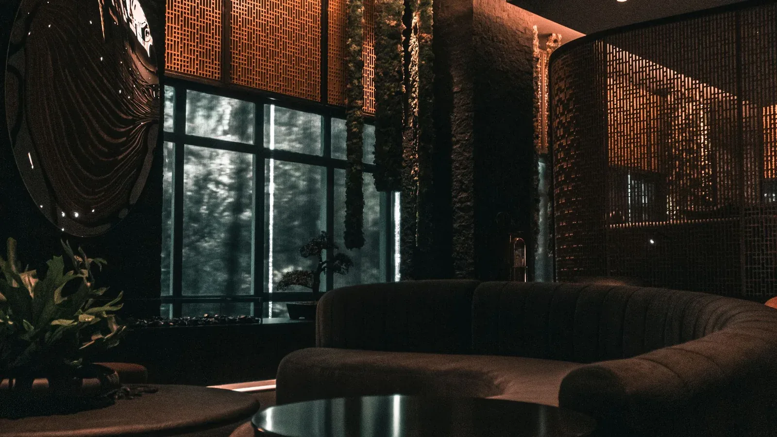 Salon d'hôtel contemporain mis en lumière par un éclairage LED chaud et maîtrisé