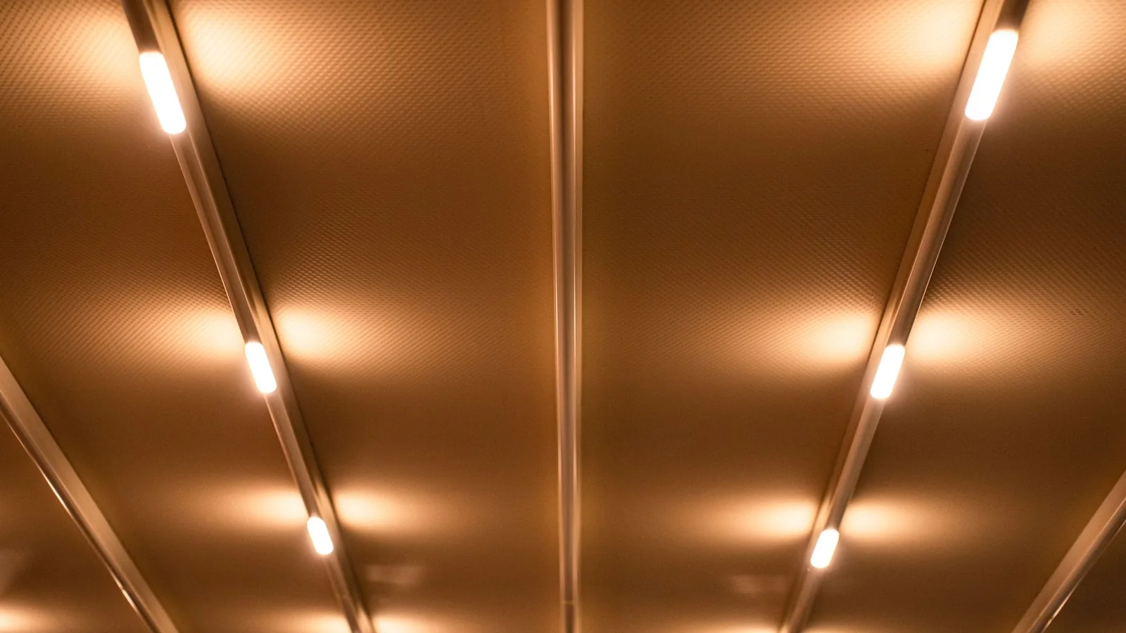 Luminaires apparents diffusant une lumière chaude au plafond